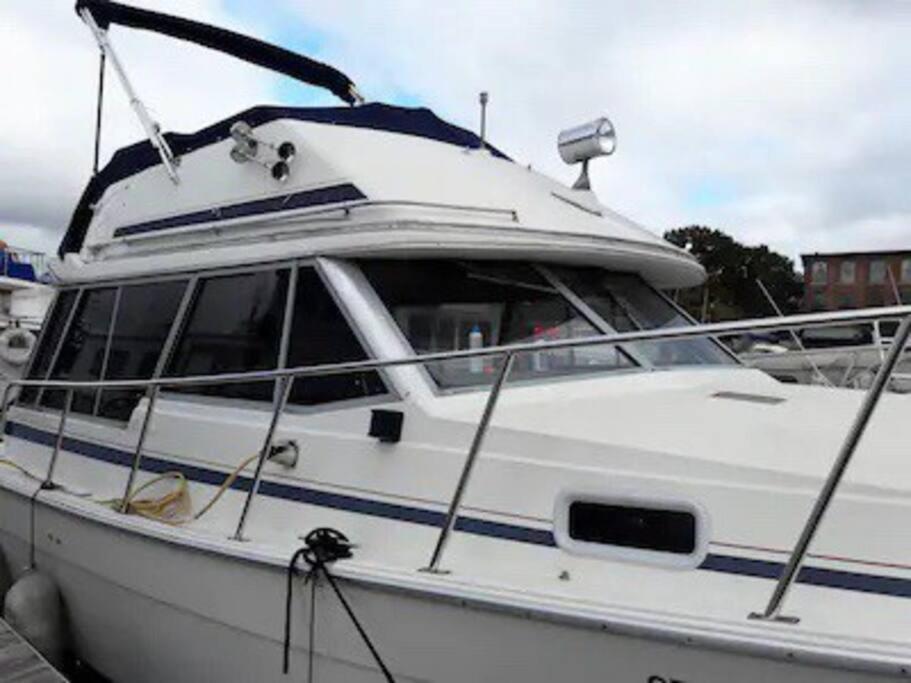 Waterfront 32' Bayliner Yacht Hotel Providence Exterior photo