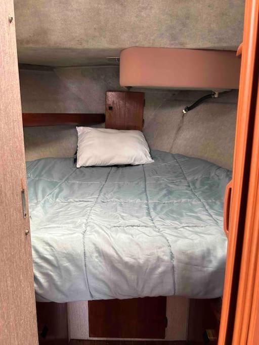 Waterfront 32' Bayliner Yacht Hotel Providence Exterior photo